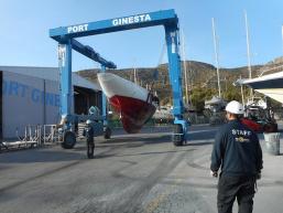 La millorada cabina de pintura de Port Ginesta posa a punt una joia de la navegació