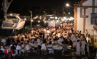300 personas dan la bienvenida al verano con la Fiesta Solidaria Blanco y Negro en el CN Sant Feliu de Guíxols