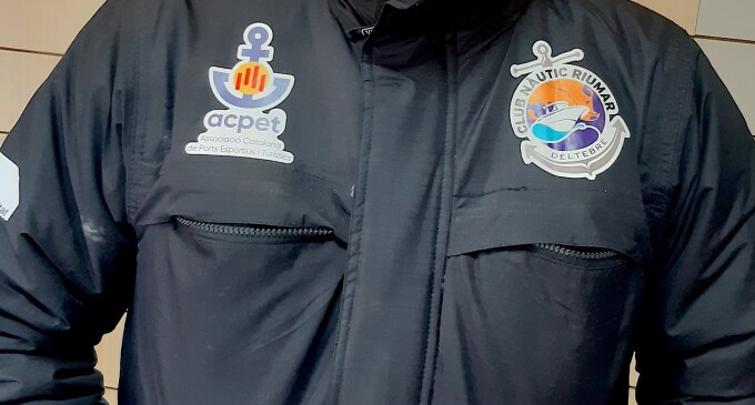 El Club Nàutic Riumar incorpora el logo de la Asociación Catalana de Puertos Deportivos y Turísticos (ACPET) en su equipación