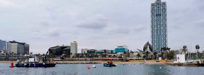 El Dragado de la bocana del Port Olímpic permite trasladar arena a la Barceloneta