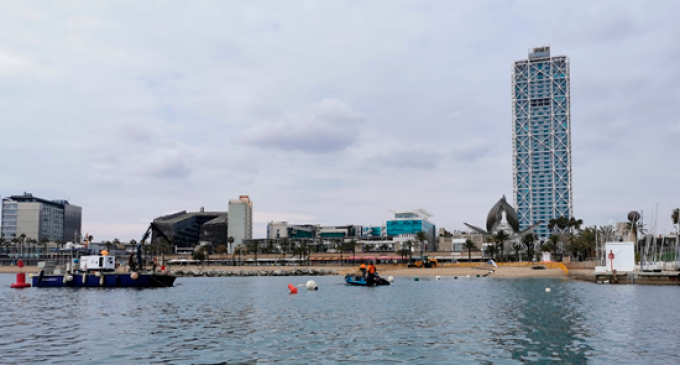 El Dragatge de la bocana del Port Olímpic permet traslladar sorra a la Barceloneta